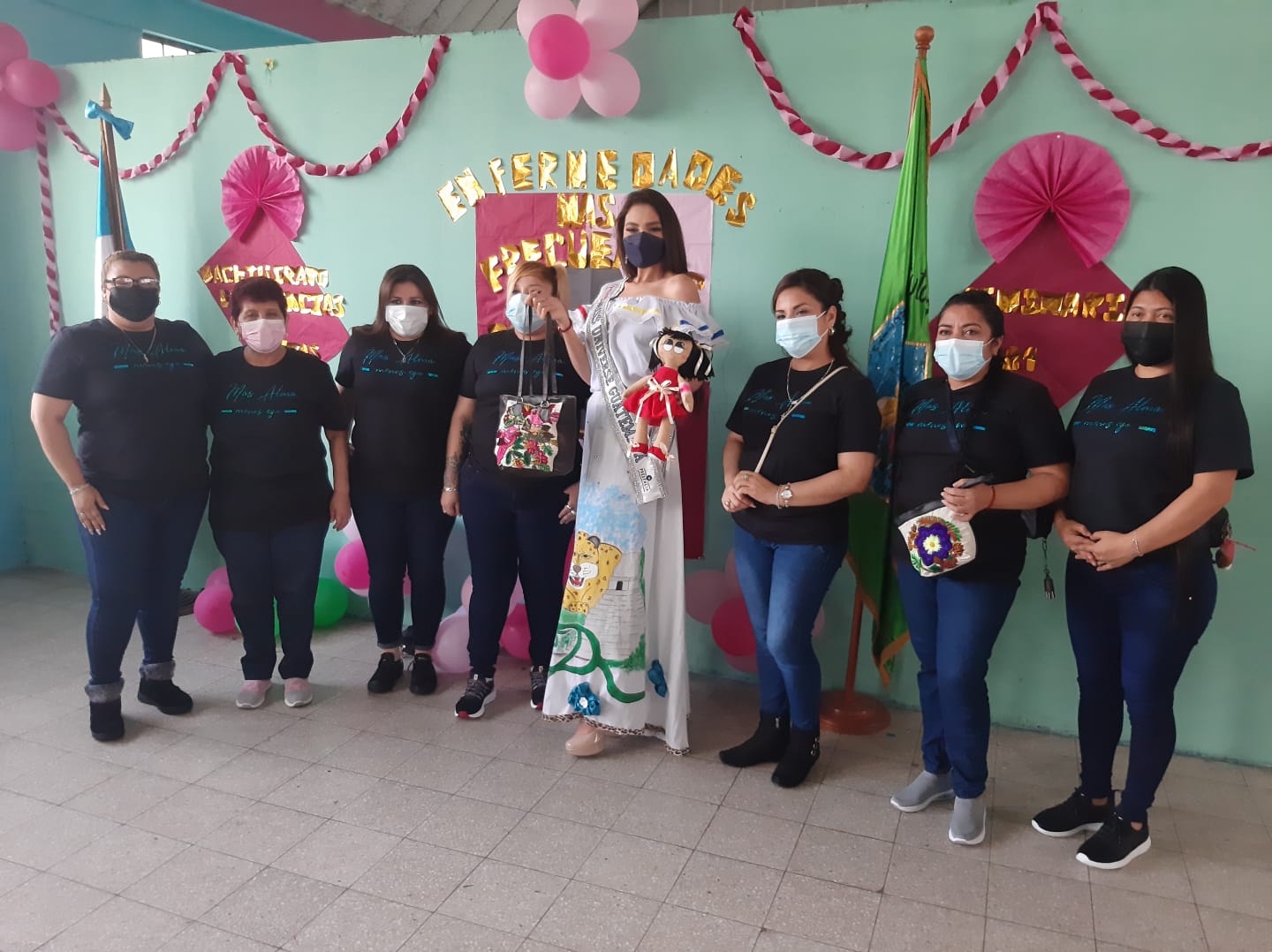 Miss Guatemala 2021 visita a privadas de libertad del Centro de Detención Preventiva para Mujeres Santa Teresa, Zona 18, para brindar apoyo para comercializar los productos que realizan
