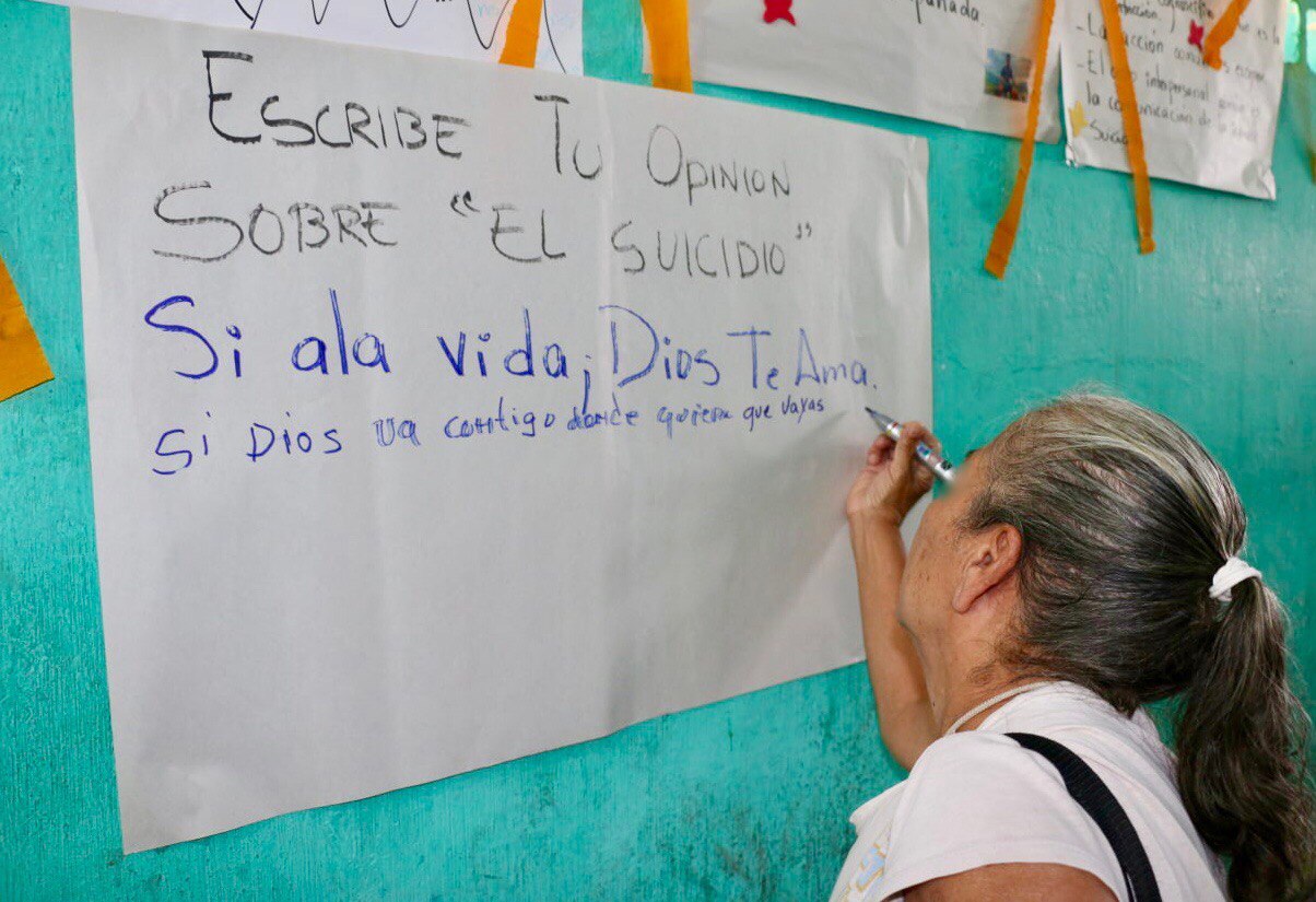 Exponen carteles para la prevención del suicidio en el Centro de Detención Preventiva para Mujeres Santa Teresa zona 18