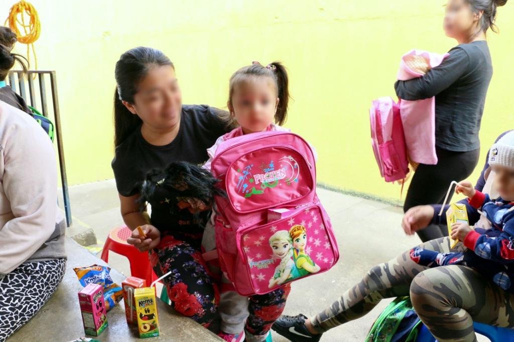 Madres que cohabitan con sus hijos en el centro carcelario Santa Teresa reciben donación por parte de iglesia Vida Real