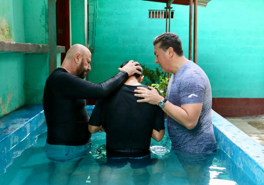 Privados de libertad reciben bautismo para ser nuevas personas