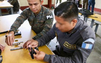 Guardias penitenciarios culminan curso para la reparación y mantenimiento de armas