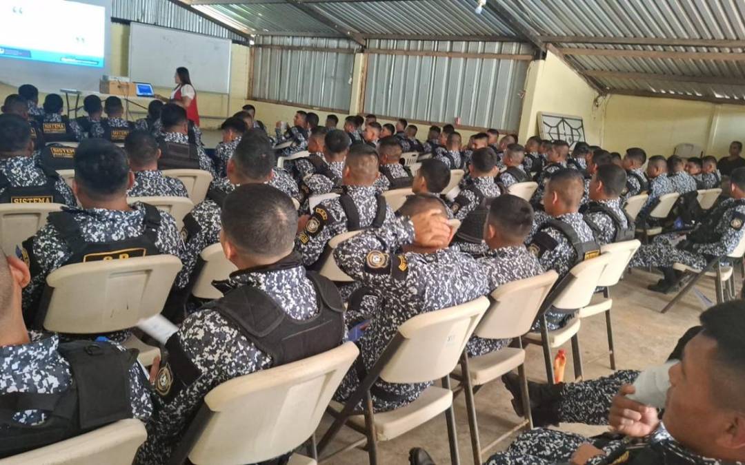 Refuerzan conocimientos de agentes de la Unidad de Traslados y Requisas